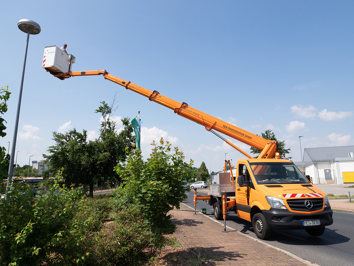 Unsere Projekte | Reparatur Strassenbeleuchtung mit Kran Reparatur Strassenbeleuchtung mit Kran